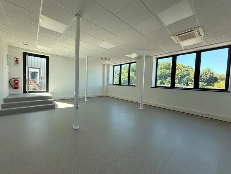 Bureau dans Besançon à louer - Photo du bâtiment - Image 2 de 6
