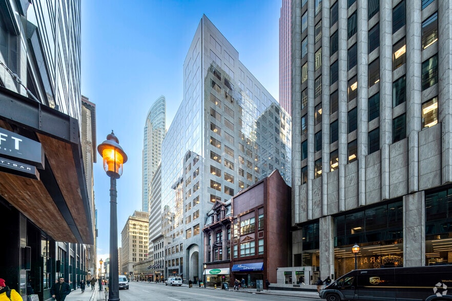 100 Yonge St, Toronto, ON for sale - Primary Photo - Image 1 of 1