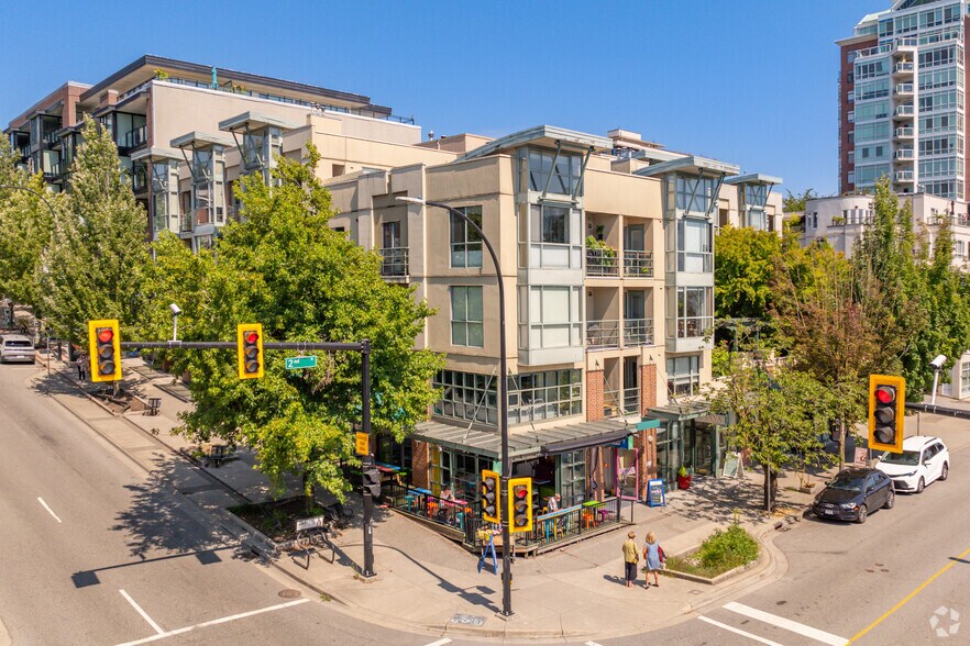 206-212 Lonsdale Ave, North Vancouver, BC à louer - Photo principale - Image 1 de 11