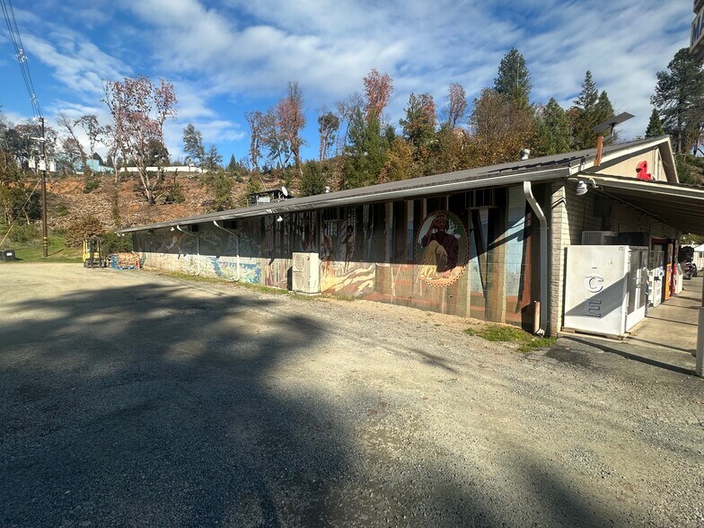 143 Davis Rd, Happy Camp, CA à vendre - Photo du bâtiment - Image 3 de 31