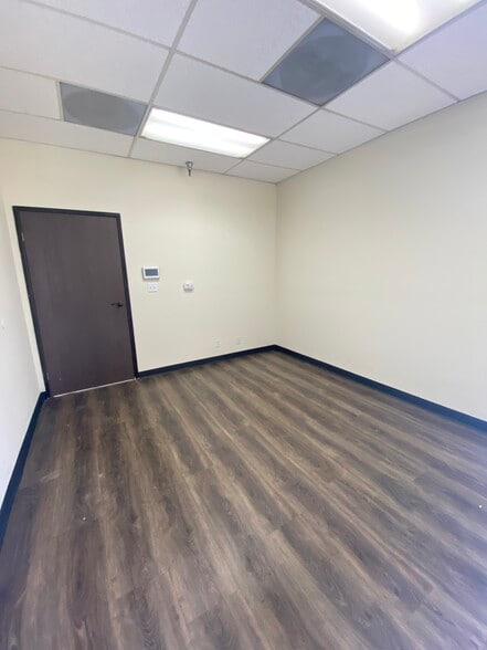 21828 Lassen St, Chatsworth, CA for lease - Interior Photo - Image 2 of 7