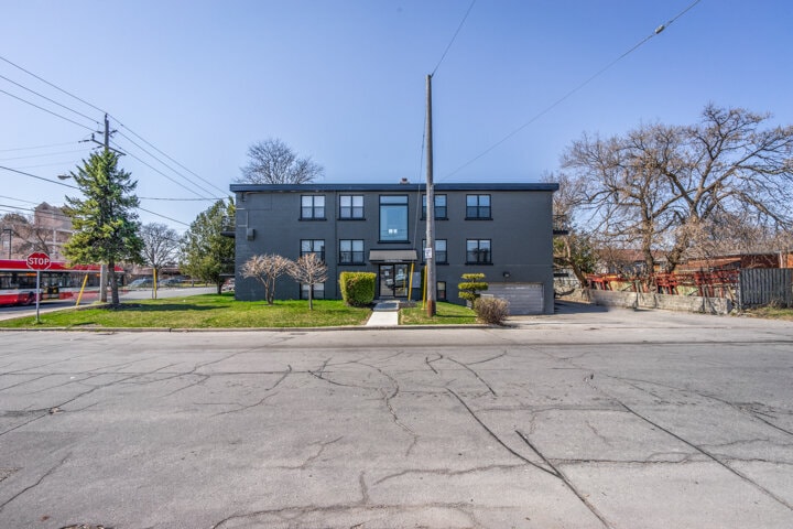 1738 Wilson Ave, Toronto, ON à vendre - Photo du bâtiment - Image 3 de 44