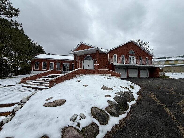 8411 Russell Rd, Ottawa, ON à vendre - Photo du bâtiment - Image 2 de 14