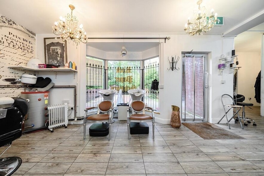 2 Bishops Walk, Pinner for lease - Interior Photo - Image 3 of 13