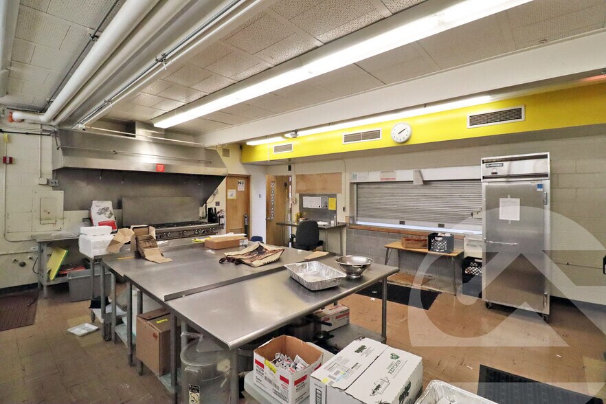 22280 E Price Dr, Clinton Township, MI à vendre - Photo intérieure - Image 3 de 6