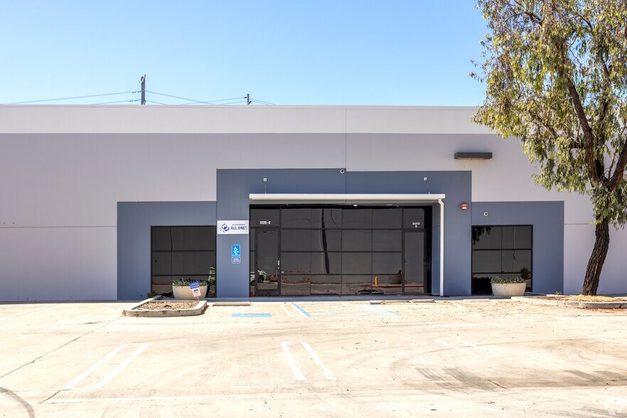 1225 Park Center Dr, Vista, CA à louer - Photo du bâtiment - Image 2 de 4