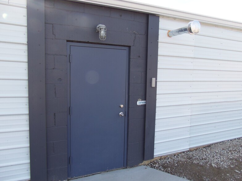 45464 Woodward Ave, Pontiac, MI à louer - Photo du bâtiment - Image 3 de 16