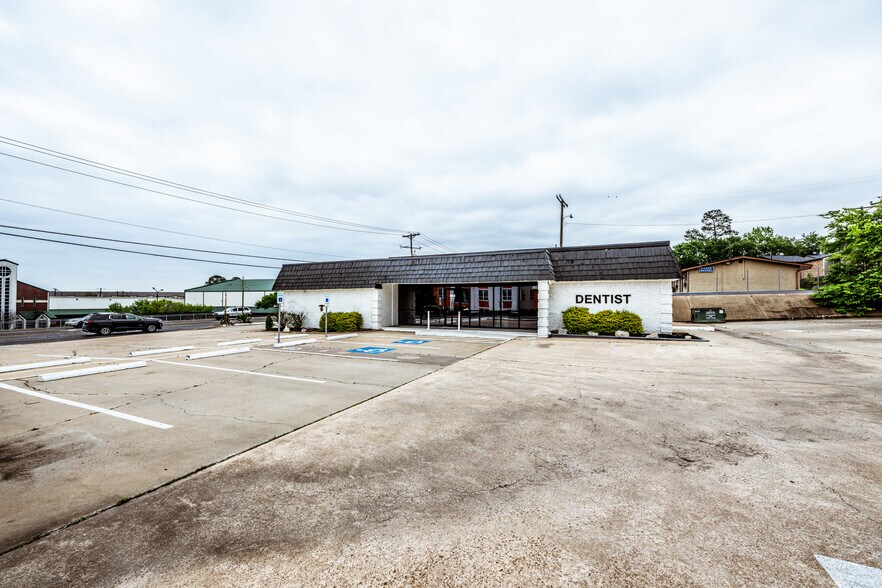 2402 Sam Houston Ave, Huntsville, TX à vendre - Photo du bâtiment - Image 3 de 20
