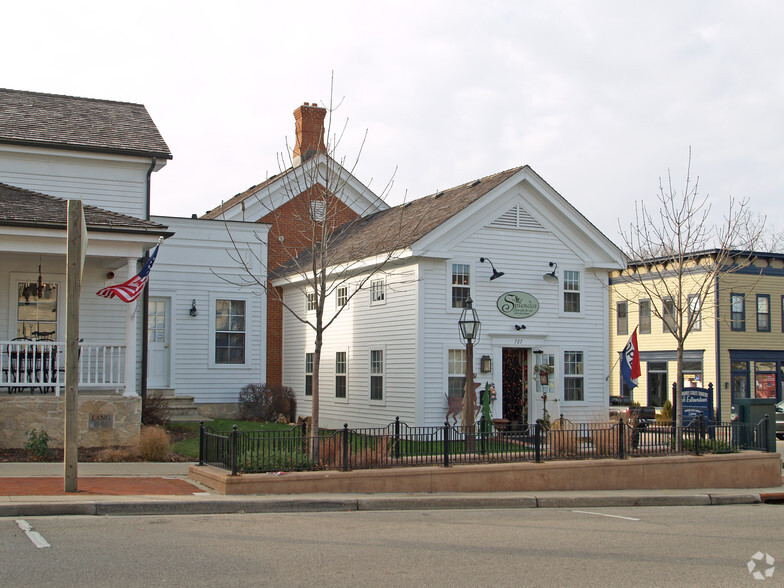 727 Genesee St, Delafield, WI à louer - Photo du bâtiment - Image 3 de 5