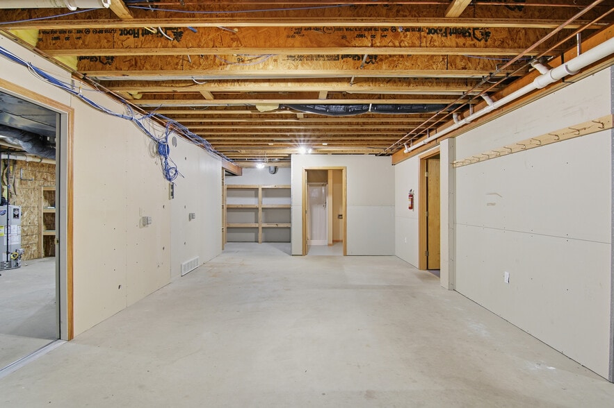 1813 Wilson St, Menomonie, WI à vendre - Photo du bâtiment - Image 3 de 38
