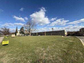 6841 N Rochester Rd, Rochester Hills, MI à louer Photo intérieure- Image 1 de 8