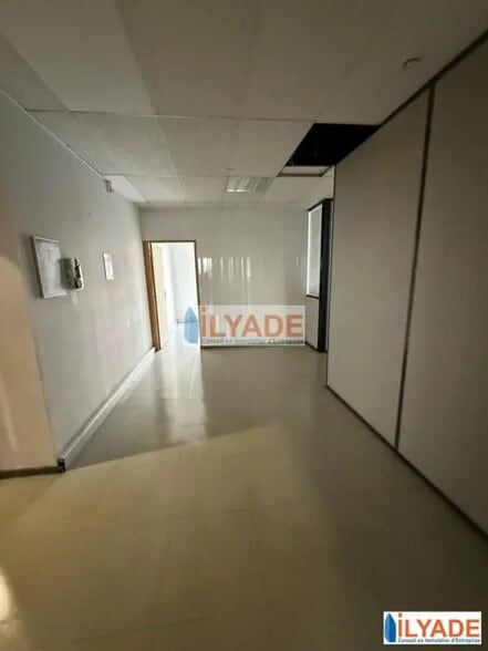 18 20 Voie La Canebiere, Marseille à louer - Photo intérieure - Image 3 de 10