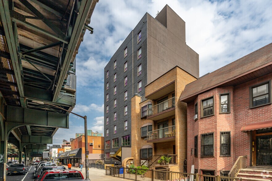 30-17 31st St, Astoria, NY à louer - Photo du bâtiment - Image 2 de 16