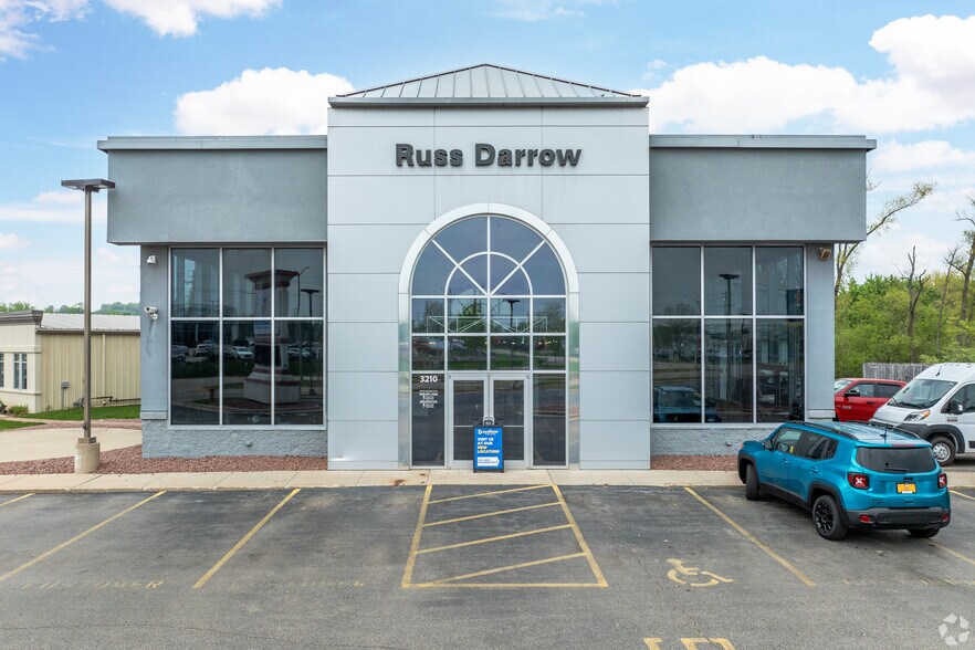 3210 W Washington St, West Bend, WI à louer - Photo du bâtiment - Image 2 de 26