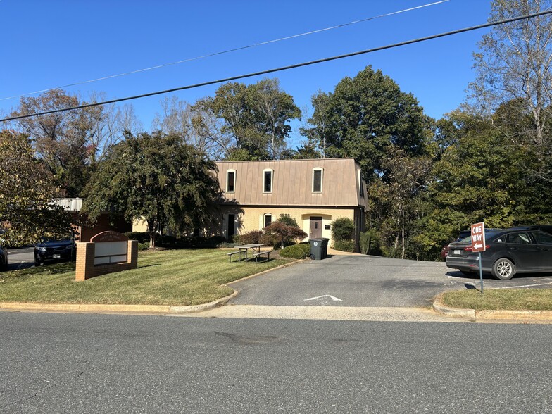 1928 Thomson Dr, Lynchburg, VA à vendre - Photo du b timent - Image 2 de 8