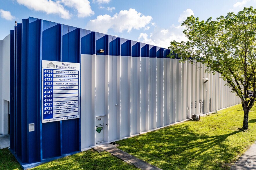 4701-4759 SW 51 St, Davie, FL à louer - Photo du bâtiment - Image 3 de 8