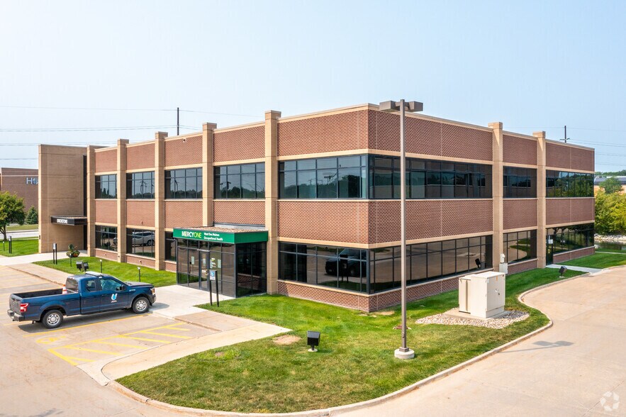 1055 Jordan Creek Pky, West Des Moines, IA à louer - Photo du bâtiment - Image 2 de 6