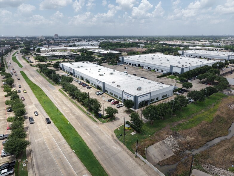 10650 W Airport Blvd, Stafford, TX à louer - Photo du bâtiment - Image 2 de 8