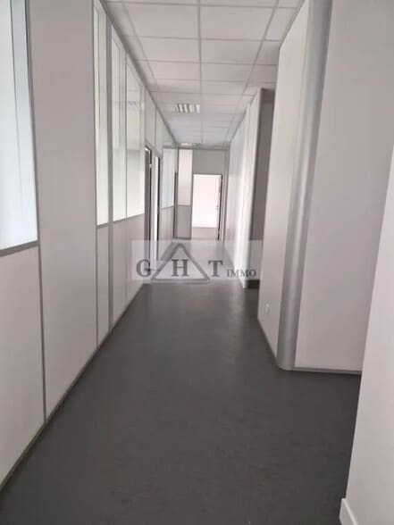Office in Pantin for lease - Building Photo - Image 3 of 6