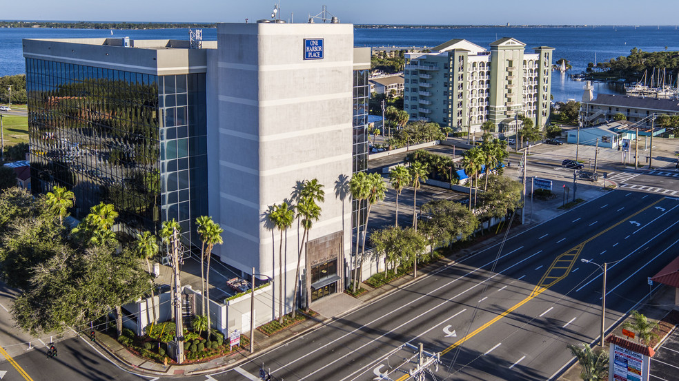 1901 S Harbor City Blvd, Melbourne, FL à louer - Photo du bâtiment - Image 1 de 5