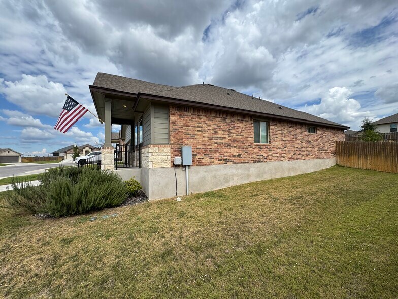 129 Cinnamon Loop, Burnet, TX à vendre - Photo du bâtiment - Image 3 de 7
