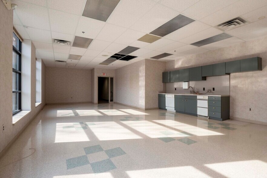 22550 Hall Rd, Clinton Township, MI à vendre - Photo intérieure - Image 3 de 9
