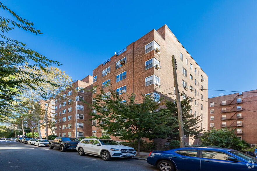 7136 110th St, Forest Hills, NY à vendre - Photo principale - Image 1 de 1