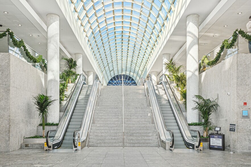 RXR Plz, Uniondale, NY à louer - Photo du bâtiment - Image 3 de 19