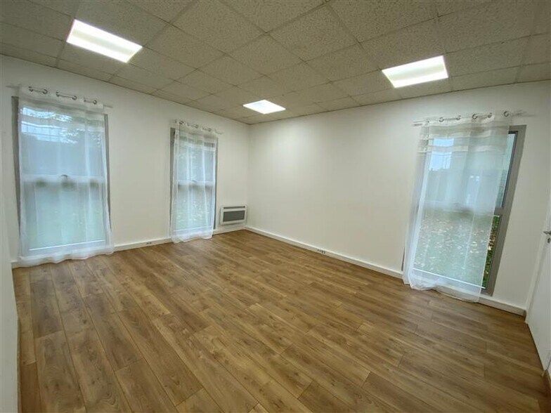 Office in Trappes for lease - Building Photo - Image 3 of 4