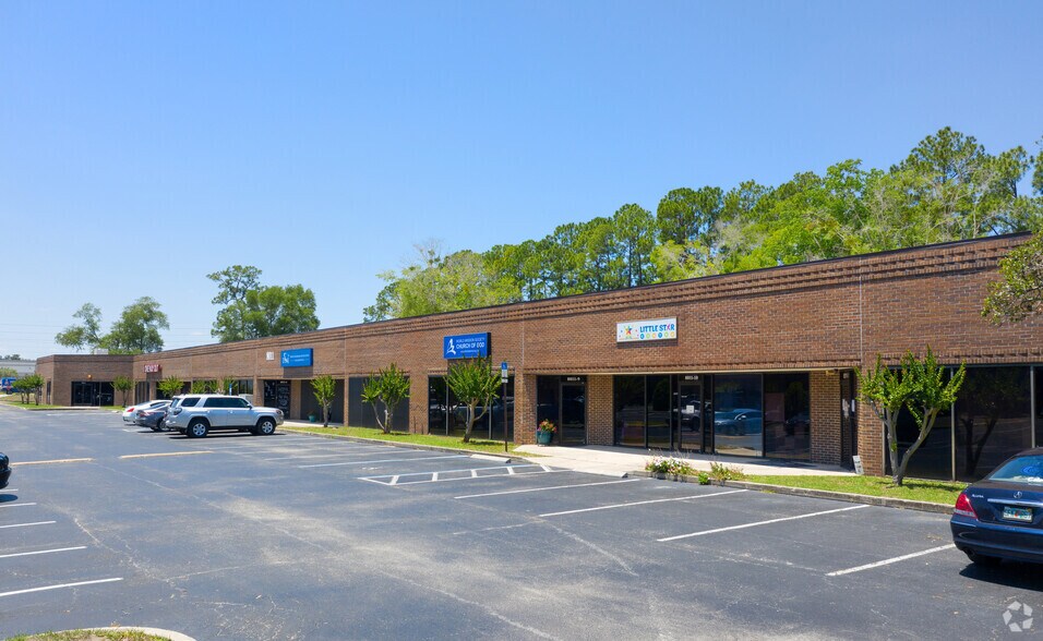 8011 Philips Hwy, Jacksonville, FL à louer - Photo du bâtiment - Image 2 de 11