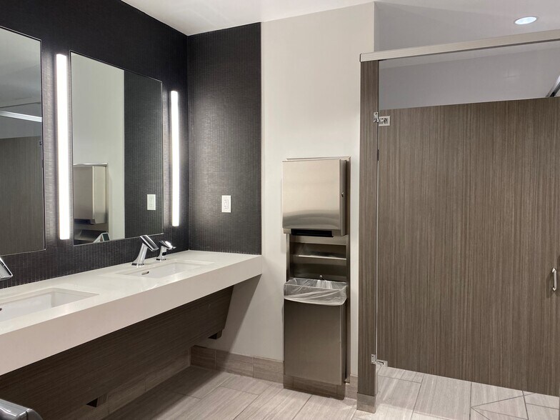 1975 W El Camino Real, Mountain View, CA for lease - Interior Photo - Image 2 of 22