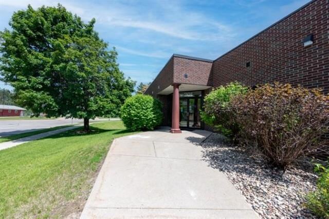 201 Frontenac Ave, Stevens Point, WI à vendre - Photo du bâtiment - Image 2 de 27