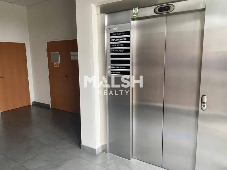 Bureau dans Saint-Priest à louer - Photo du bâtiment - Image 2 de 17