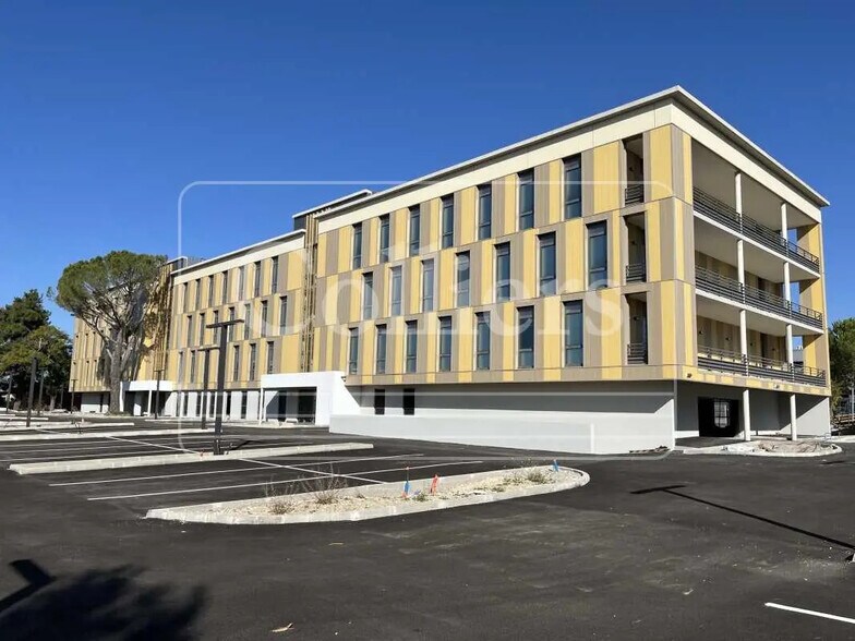 230 A Rue Frédéric Joliot Curie, Aix-en-Provence à louer - Photo du bâtiment - Image 2 de 15