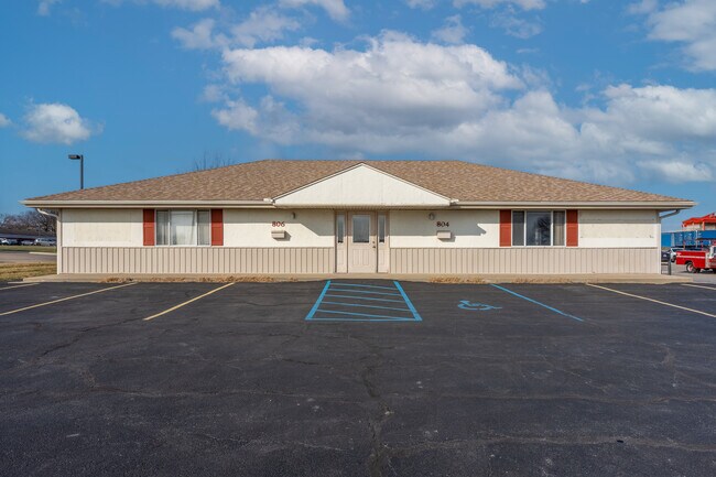 Plus de détails pour 804 Winchester Dr, Sedalia, MO - Bureau à vendre