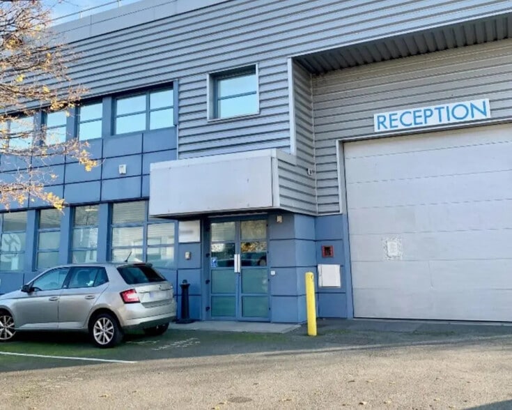 Flex in La Courneuve for lease - Building Photo - Image 2 of 5