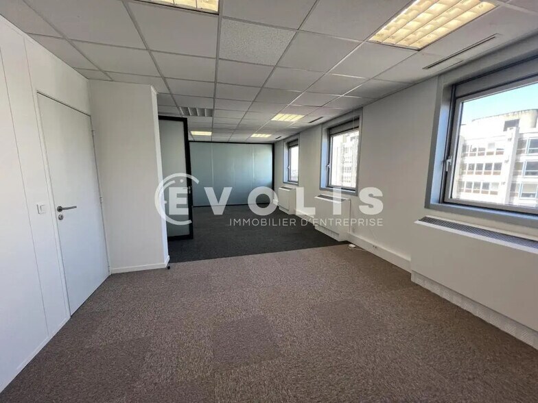 Bureau dans Noisy-le-Grand à louer - Photo du bâtiment - Image 3 de 8