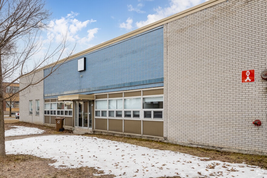 2720 Rue Duchesneau, Montréal, QC for lease - Building Photo - Image 2 of 5