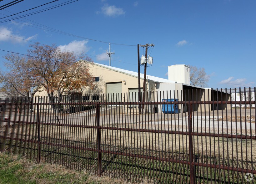 8331 Hoyle Ave, Dallas, TX à vendre - Photo du bâtiment - Image 2 de 13