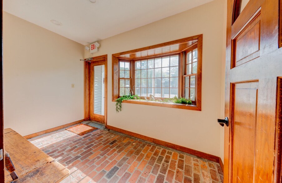 141 Dowd Ave, Canton, CT à vendre - Photo du bâtiment - Image 2 de 33