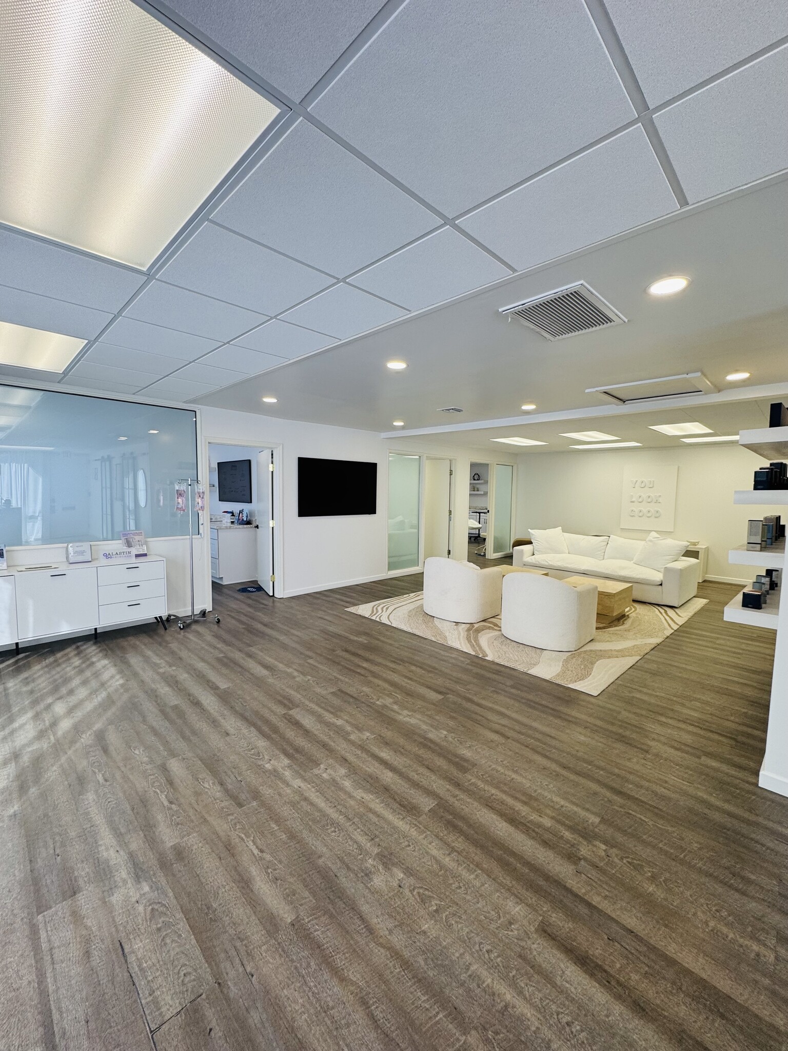 220 Newport Center Dr, Newport Beach, CA à louer Photo intérieure- Image 1 de 6