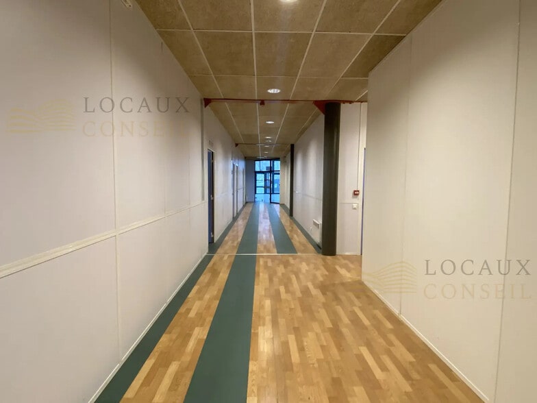 Office in Bezons for lease - Building Photo - Image 3 of 6