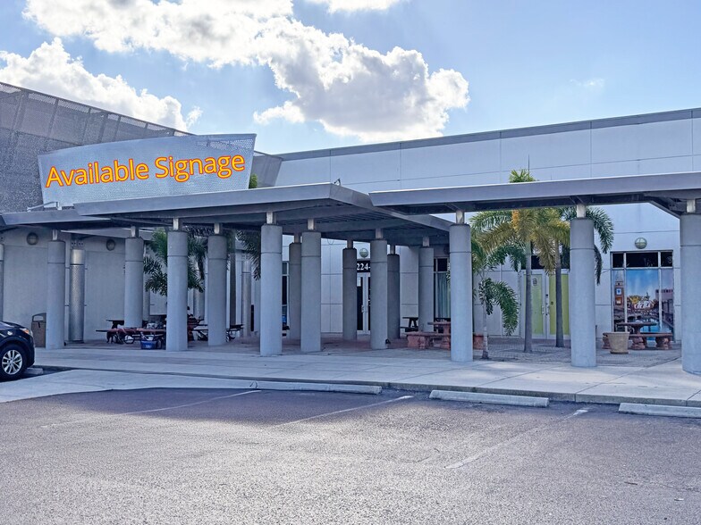 4224 S Cleveland Ave, Fort Myers, FL à louer - Photo du bâtiment - Image 2 de 7