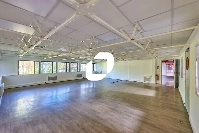 Flex in Montigny-le-Bretonneux for lease Interior Photo- Image 1 of 12