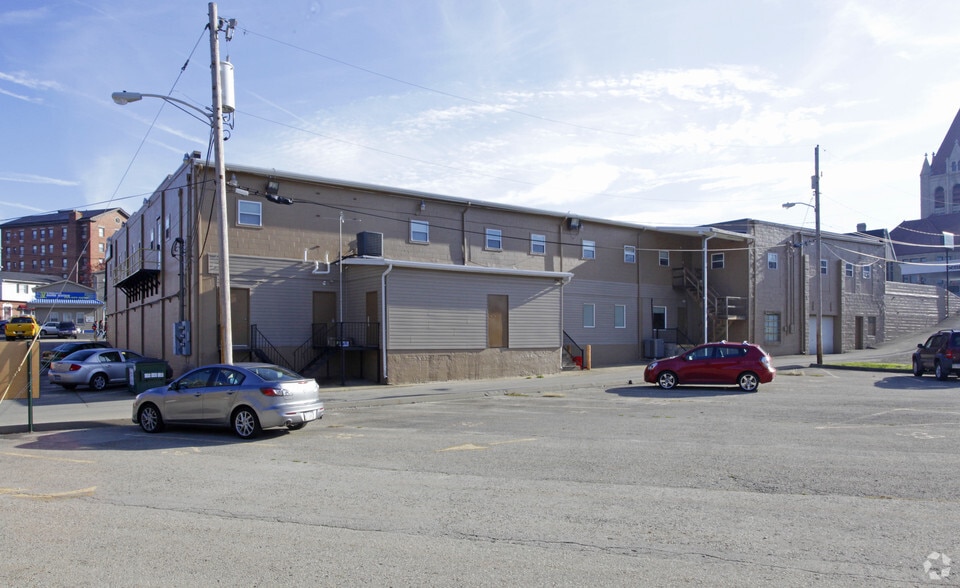 105-111 W Fayette St, Uniontown, PA for lease - Building Photo - Image 3 of 7