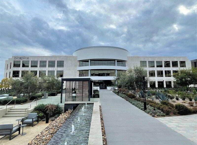 9390 Towne Centre Dr, San Diego, CA à louer - Photo du bâtiment - Image 2 de 2