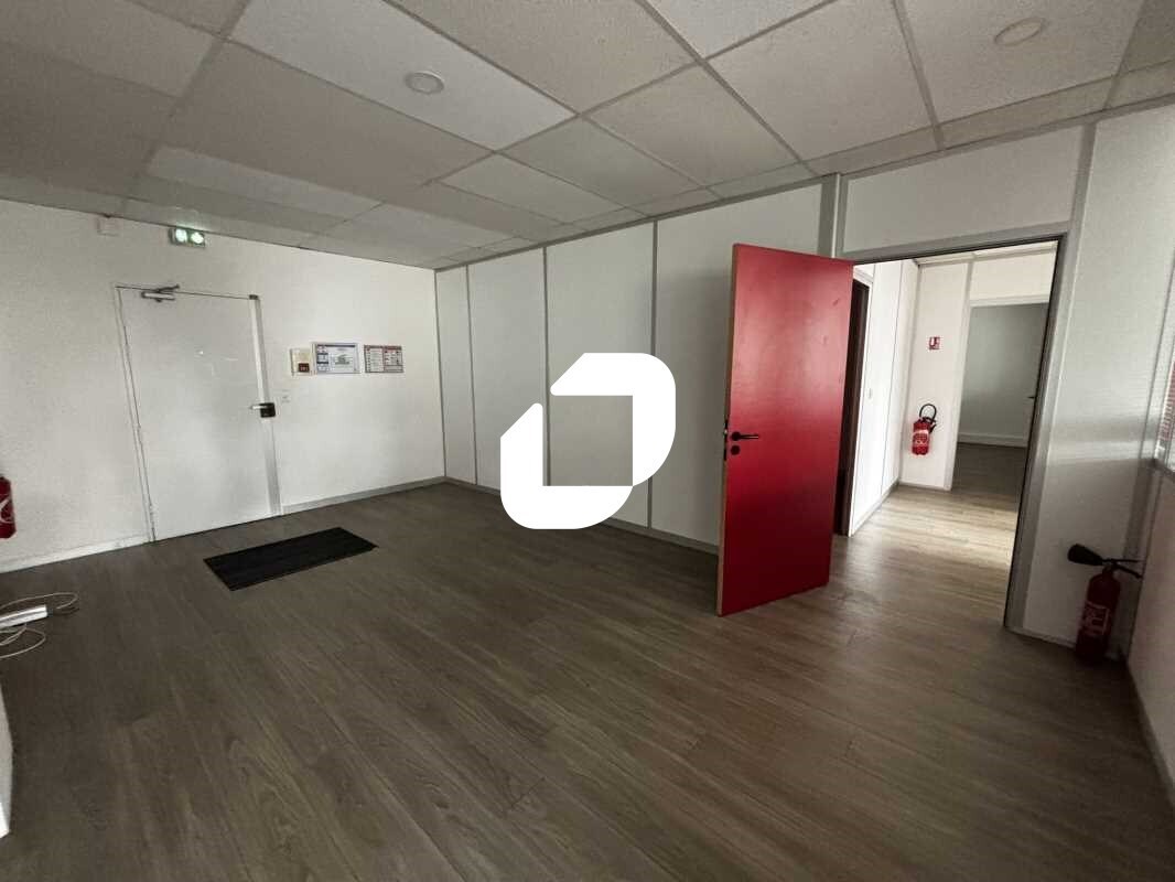 Office in Corbeil-Essonnes for lease Interior Photo- Image 1 of 7