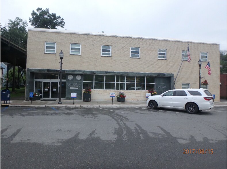 314 W Edgar Ave, Ronceverte, WV à louer - Photo du bâtiment - Image 3 de 5