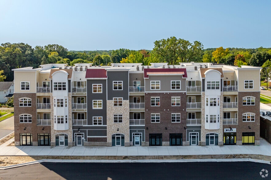 2222 E Michigan Ave, Lansing, MI à louer - Photo du bâtiment - Image 2 de 7