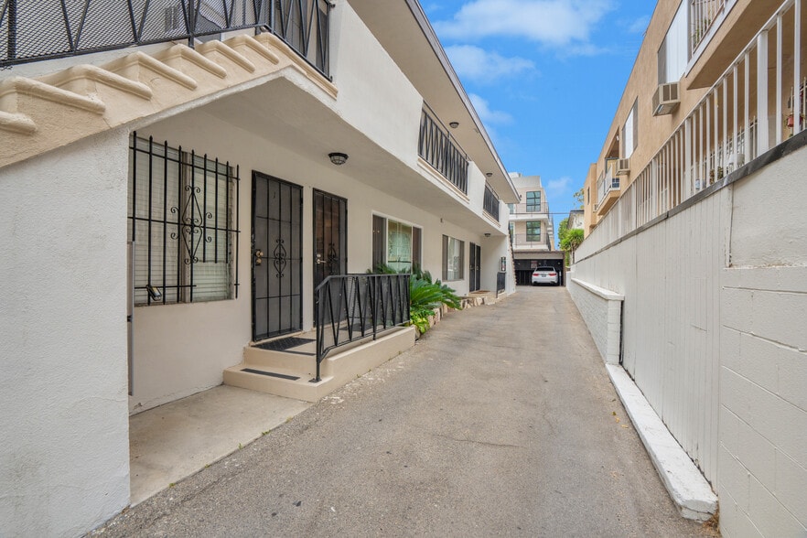 1010 N Orange Grove Ave, West Hollywood, CA for sale - Building Photo - Image 3 of 20